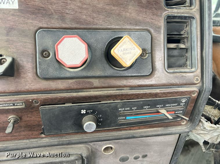 image for item LI9689 1989 Freightliner FLC  semi truck