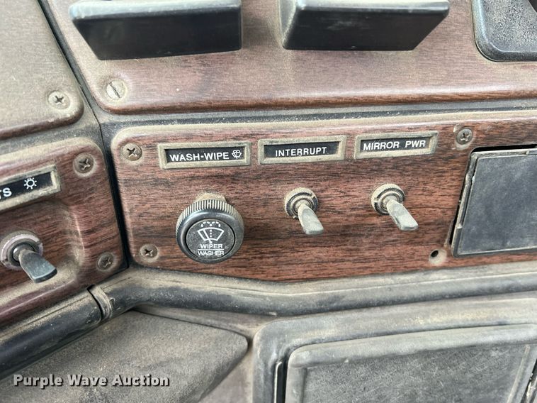 image for item LI9689 1989 Freightliner FLC  semi truck