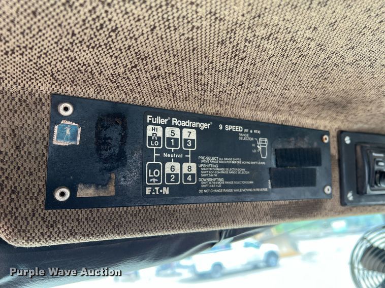 image for item LI9689 1989 Freightliner FLC  semi truck