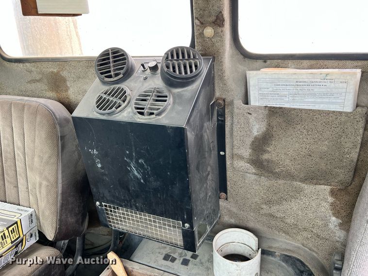 image for item LI9689 1989 Freightliner FLC  semi truck