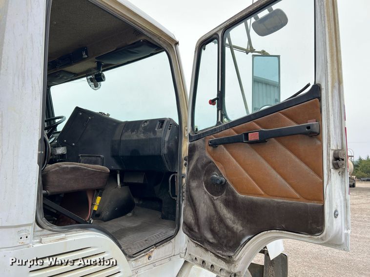 image for item LI9689 1989 Freightliner FLC  semi truck