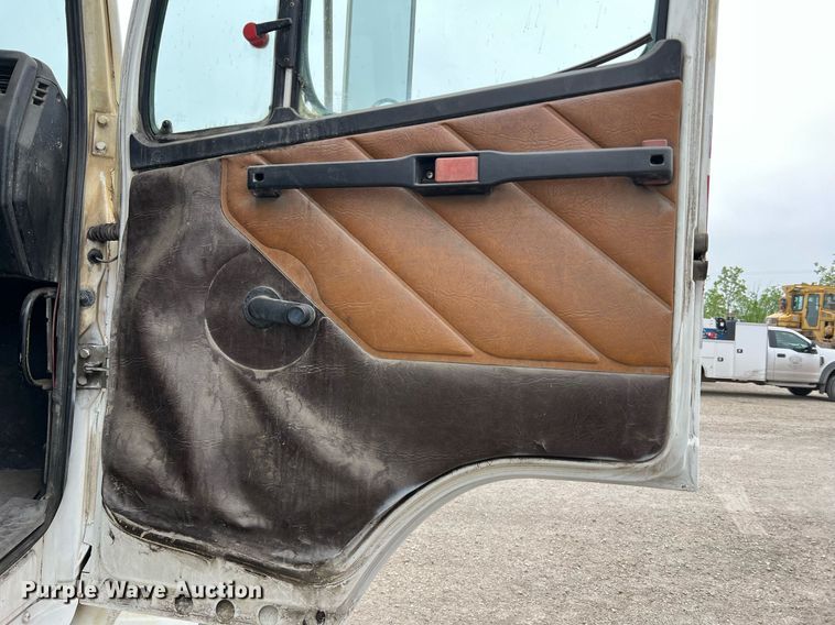 image for item LI9689 1989 Freightliner FLC  semi truck