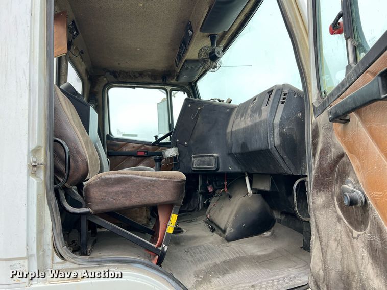 image for item LI9689 1989 Freightliner FLC  semi truck