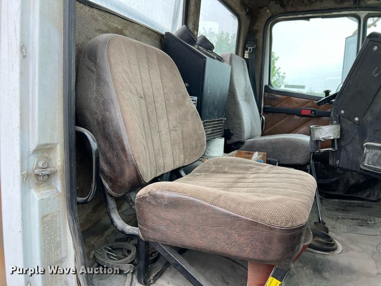 image for item LI9689 1989 Freightliner FLC  semi truck