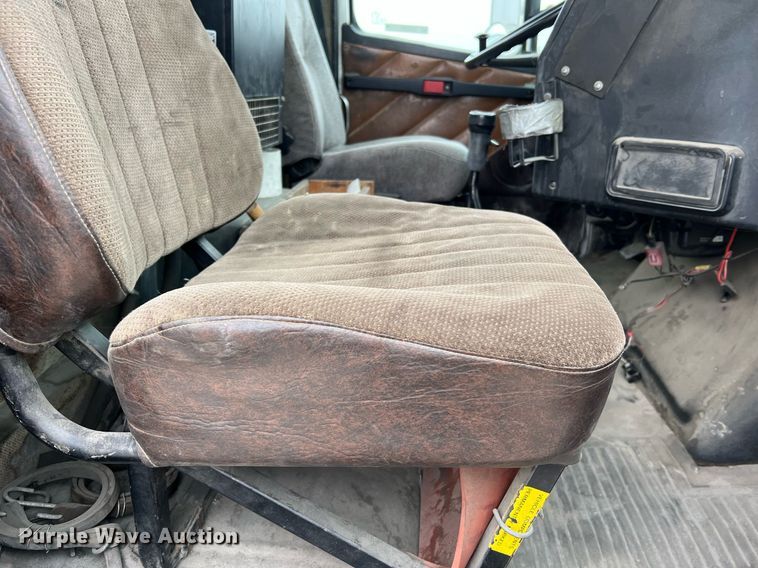 image for item LI9689 1989 Freightliner FLC  semi truck