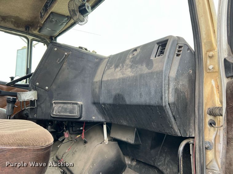 image for item LI9689 1989 Freightliner FLC  semi truck