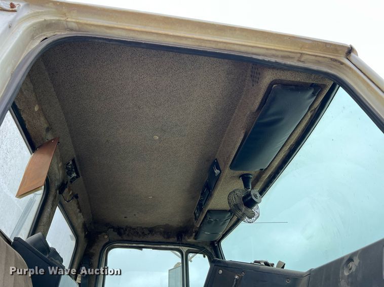 image for item LI9689 1989 Freightliner FLC  semi truck