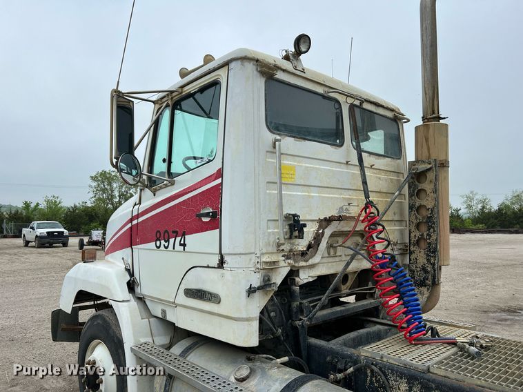 image for item LI9689 1989 Freightliner FLC  semi truck