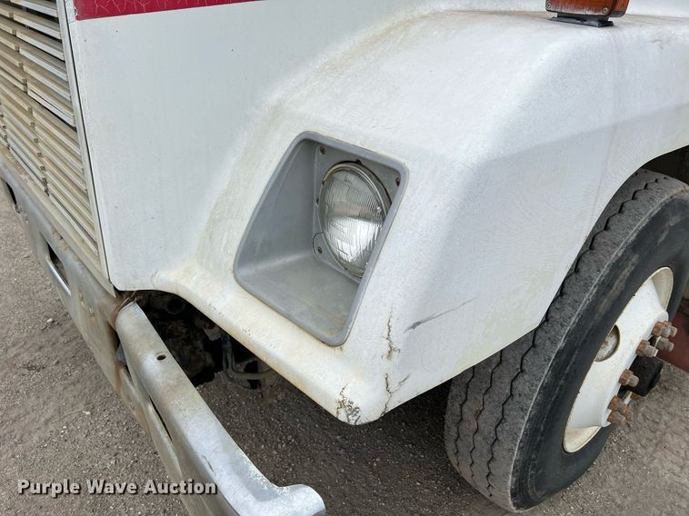 image for item LI9689 1989 Freightliner FLC  semi truck