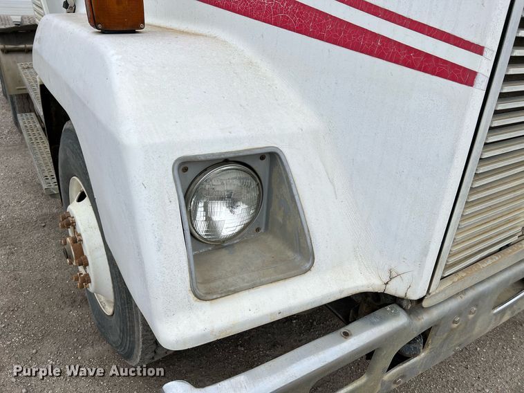 image for item LI9689 1989 Freightliner FLC  semi truck