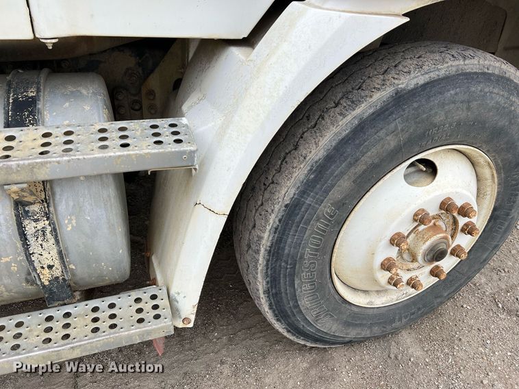 image for item LI9689 1989 Freightliner FLC  semi truck