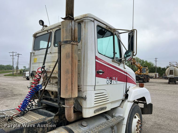 image for item LI9689 1989 Freightliner FLC  semi truck