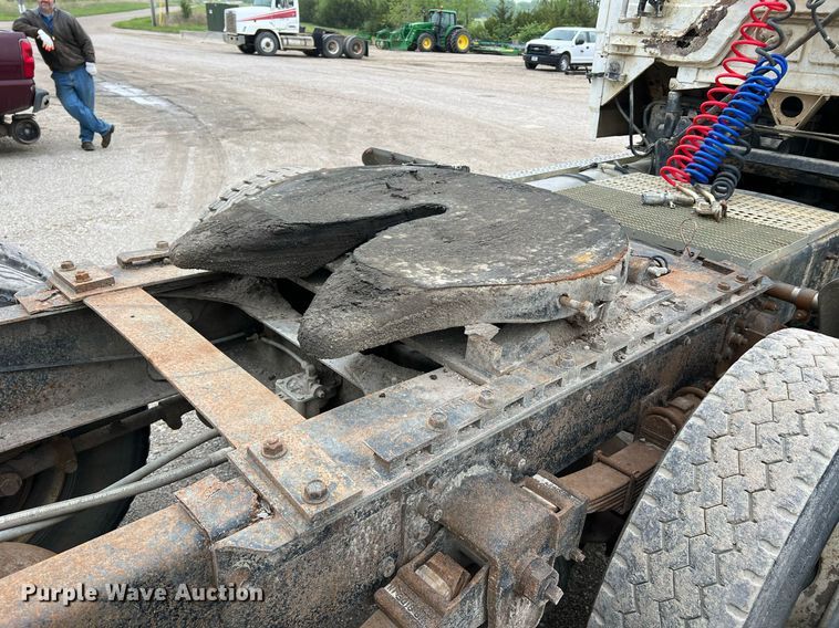 image for item LI9689 1989 Freightliner FLC  semi truck