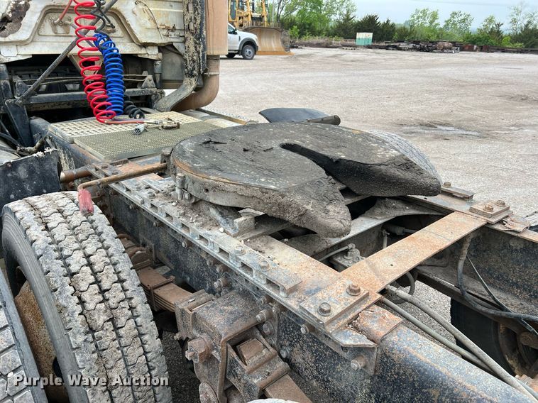 image for item LI9689 1989 Freightliner FLC  semi truck