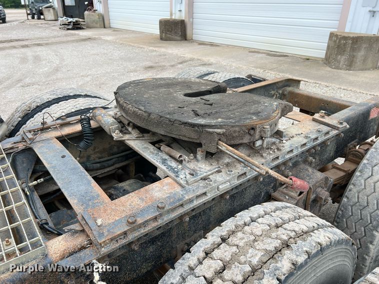 image for item LI9689 1989 Freightliner FLC  semi truck