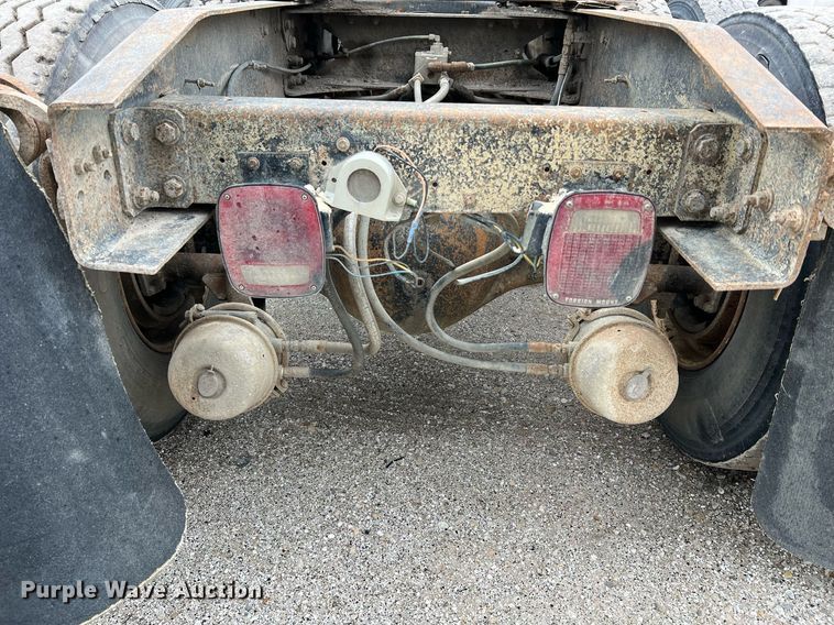 image for item LI9689 1989 Freightliner FLC  semi truck