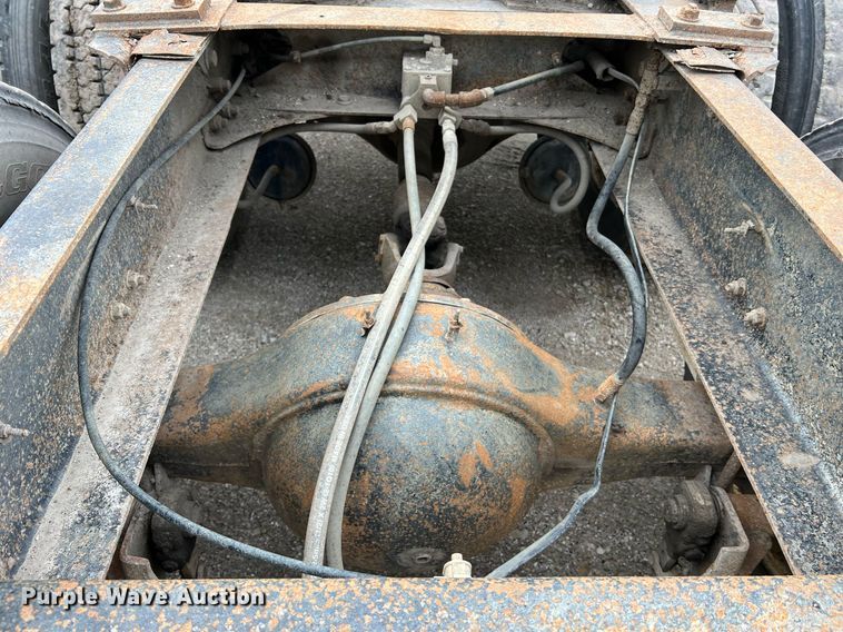 image for item LI9689 1989 Freightliner FLC  semi truck