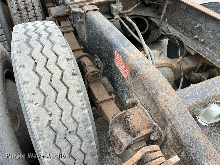 image for item LI9689 1989 Freightliner FLC  semi truck