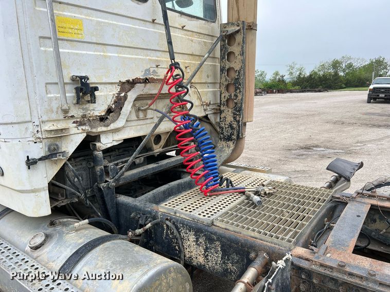 image for item LI9689 1989 Freightliner FLC  semi truck