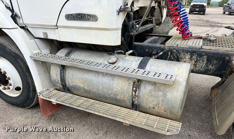 image for item LI9689 1989 Freightliner FLC  semi truck