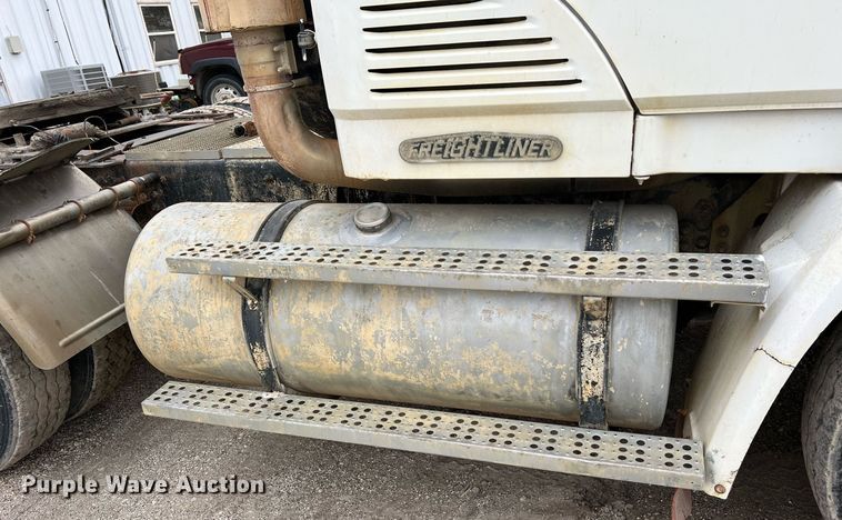 image for item LI9689 1989 Freightliner FLC  semi truck