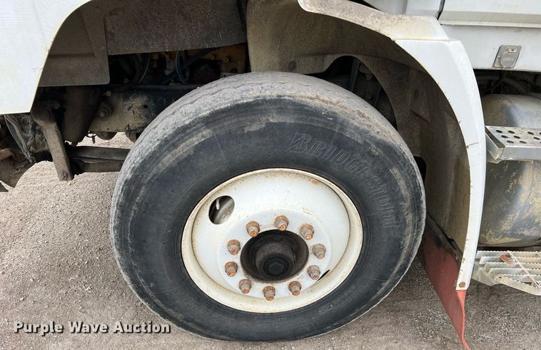 image for item LI9689 1989 Freightliner FLC  semi truck