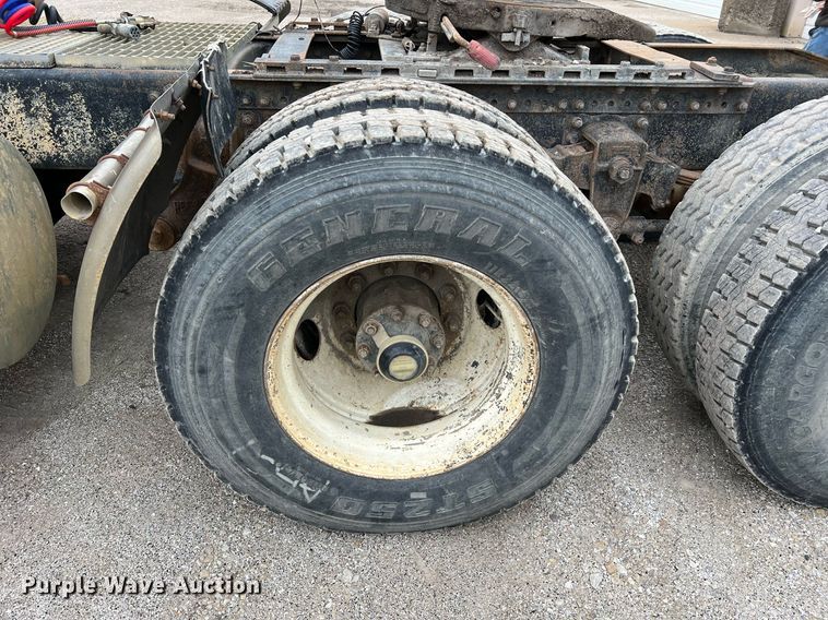 image for item LI9689 1989 Freightliner FLC  semi truck