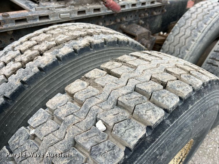 image for item LI9689 1989 Freightliner FLC  semi truck