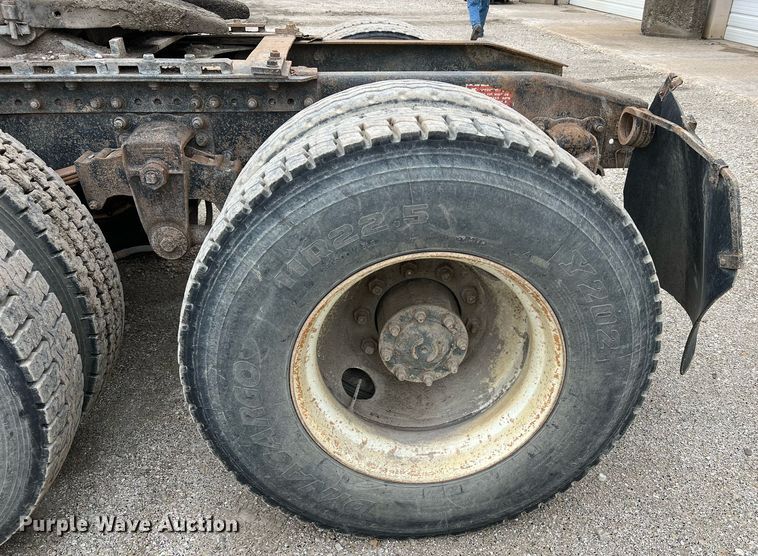 image for item LI9689 1989 Freightliner FLC  semi truck