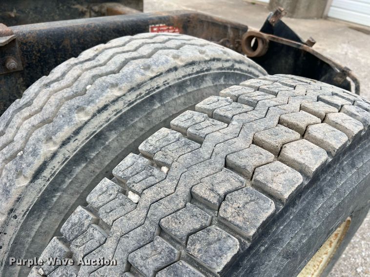 image for item LI9689 1989 Freightliner FLC  semi truck