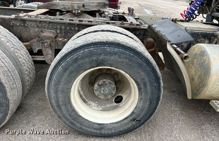 image for item LI9689 1989 Freightliner FLC  semi truck