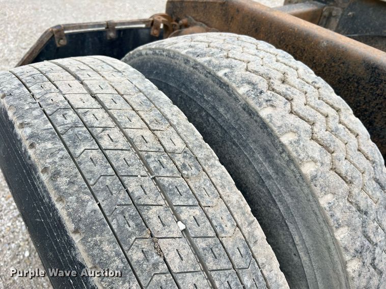 image for item LI9689 1989 Freightliner FLC  semi truck