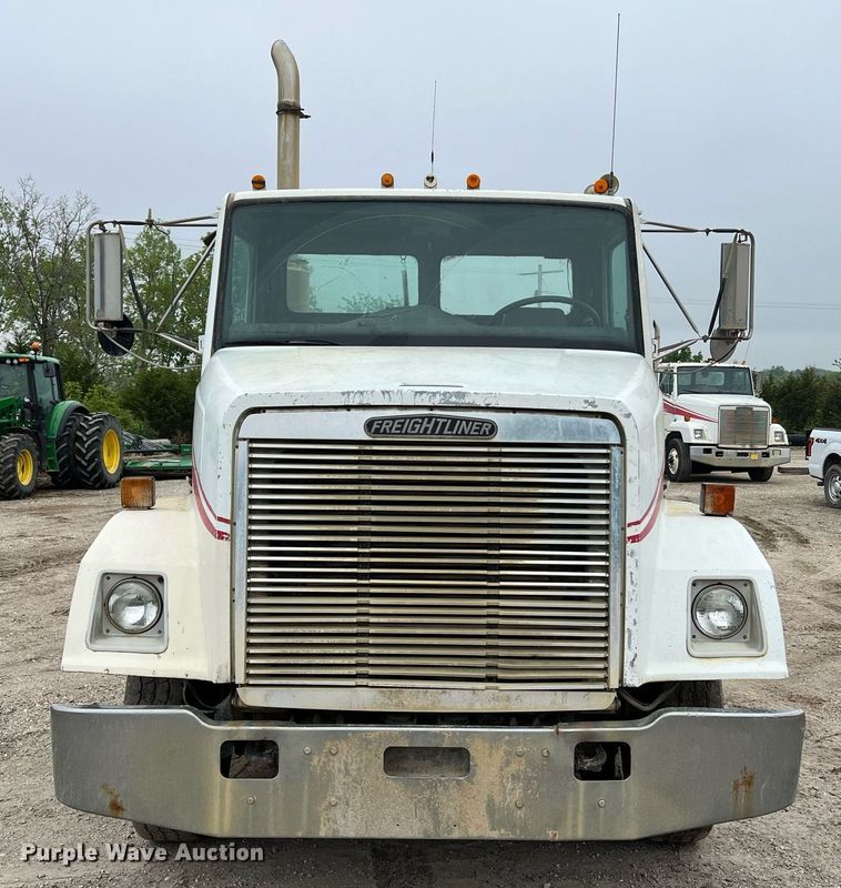 image for item LI9690 1989 Freightliner FLC  semi truck