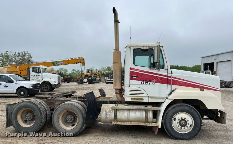 image for item LI9690 1989 Freightliner FLC  semi truck