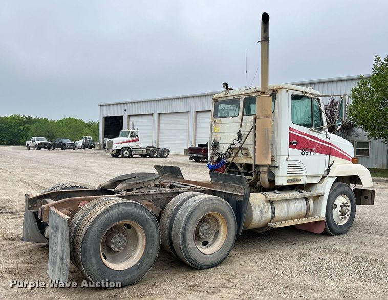 image for item LI9690 1989 Freightliner FLC  semi truck