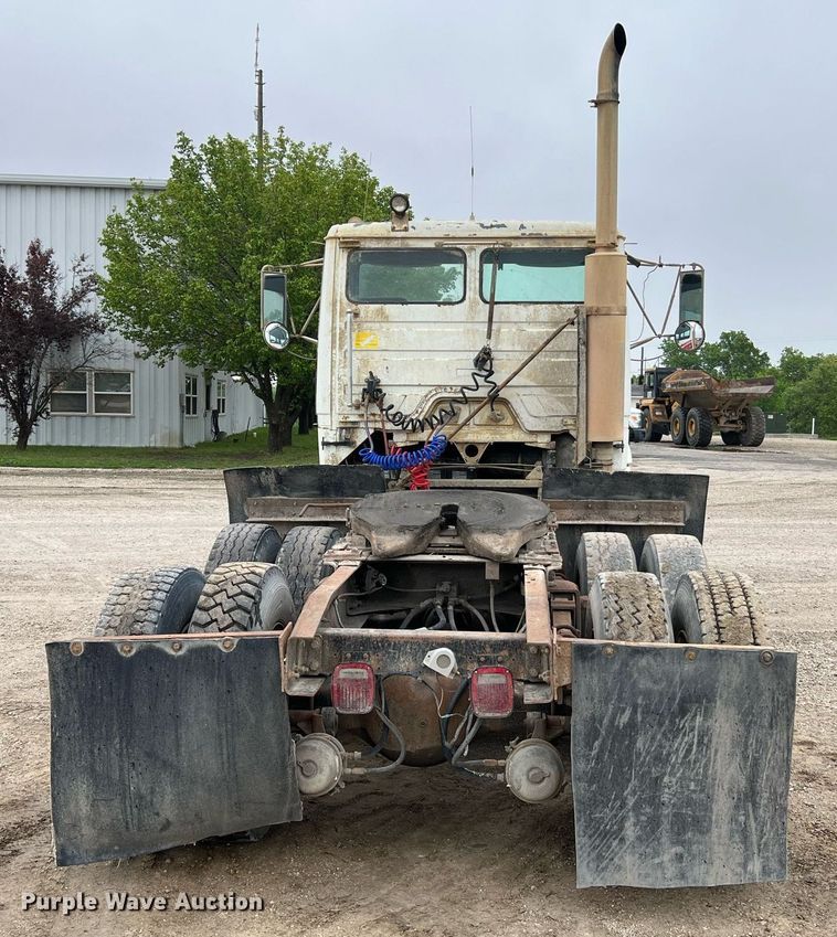 image for item LI9690 1989 Freightliner FLC  semi truck