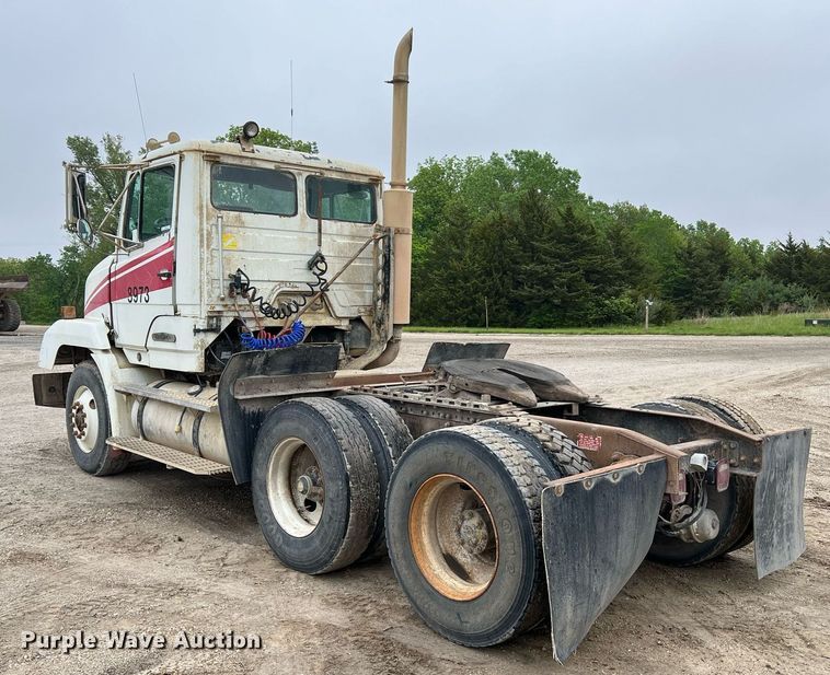 image for item LI9690 1989 Freightliner FLC  semi truck