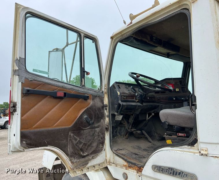 image for item LI9690 1989 Freightliner FLC  semi truck