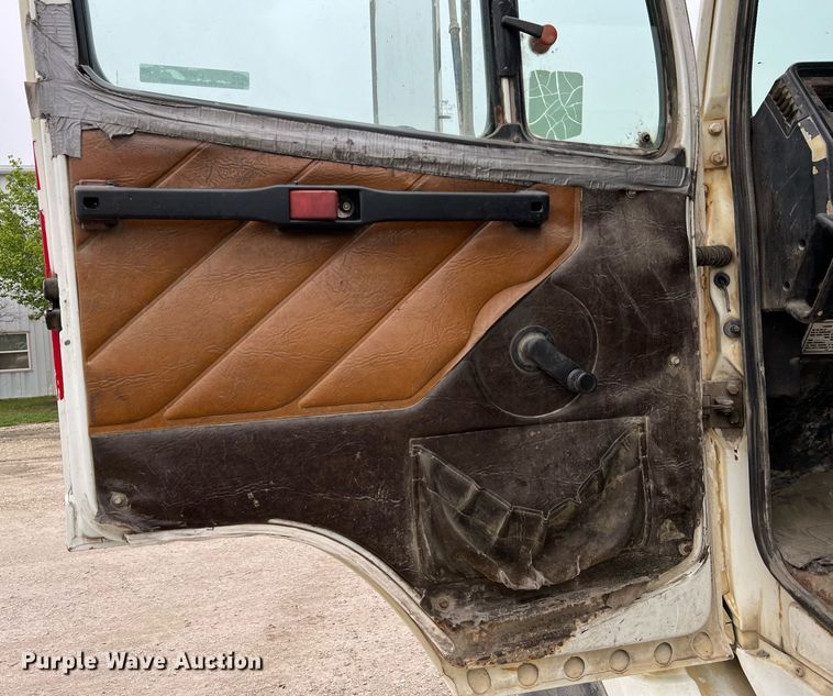 image for item LI9690 1989 Freightliner FLC  semi truck