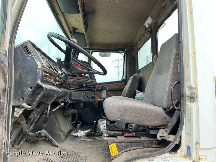 image for item LI9690 1989 Freightliner FLC  semi truck