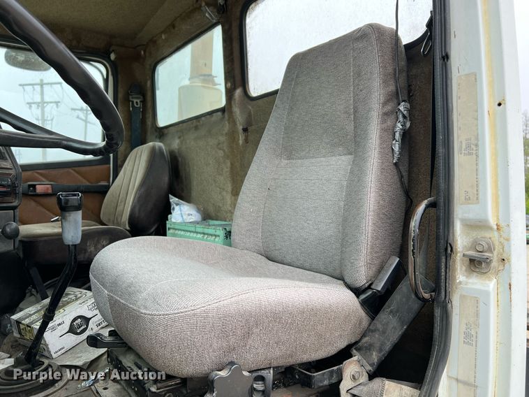 image for item LI9690 1989 Freightliner FLC  semi truck