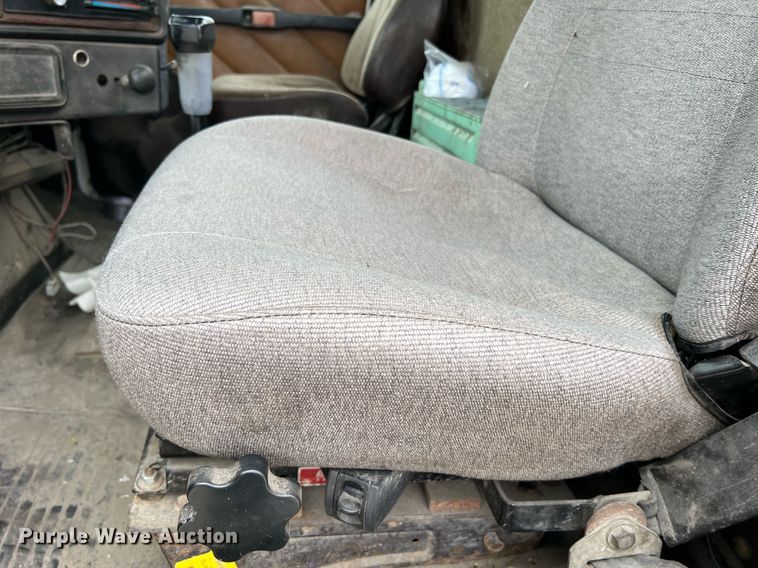 image for item LI9690 1989 Freightliner FLC  semi truck