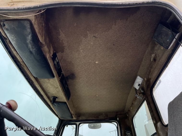 image for item LI9690 1989 Freightliner FLC  semi truck