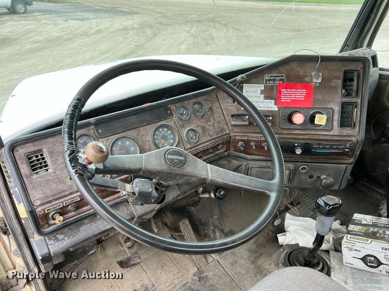 image for item LI9690 1989 Freightliner FLC  semi truck