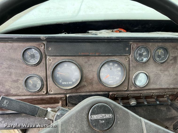 image for item LI9690 1989 Freightliner FLC  semi truck