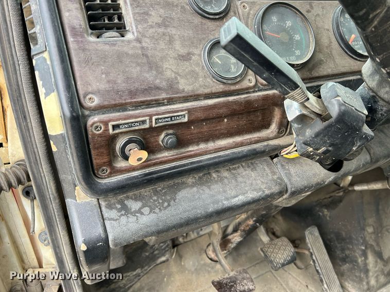 image for item LI9690 1989 Freightliner FLC  semi truck