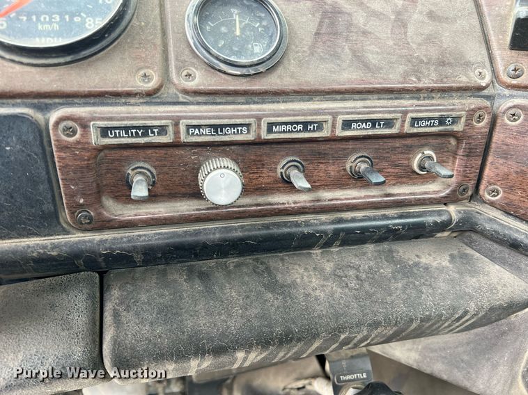 image for item LI9690 1989 Freightliner FLC  semi truck