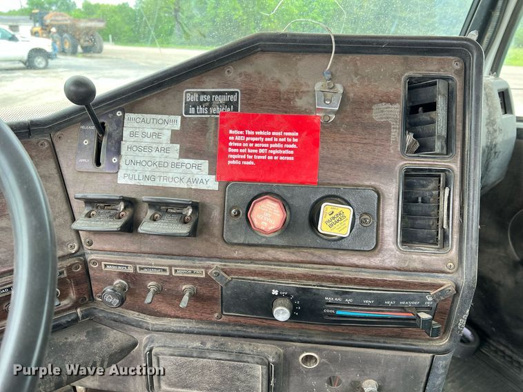 image for item LI9690 1989 Freightliner FLC  semi truck