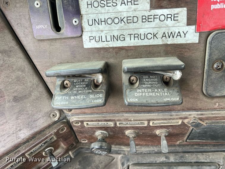 image for item LI9690 1989 Freightliner FLC  semi truck