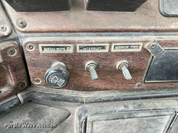 image for item LI9690 1989 Freightliner FLC  semi truck